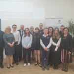 Od Lewej: Kacper Błachut Joanna Trybuła, Jakub Skalany, dr Bronisław Pabich, Joanna Dobrowolska, dyr. Małgorzata Dutka-Mucha, Weronika Stypuła, Daniel Danieluk, Mateusz Wastag, Anna Ryszka, Maja Wastag, dr Jakub Kabat, Marta Rajek, Halina Pulchny