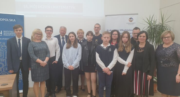 Od Lewej: Kacper Błachut Joanna Trybuła, Jakub Skalany, dr Bronisław Pabich, Joanna Dobrowolska, dyr. Małgorzata Dutka-Mucha, Weronika Stypuła, Daniel Danieluk, Mateusz Wastag, Anna Ryszka, Maja Wastag, dr Jakub Kabat, Marta Rajek, Halina Pulchny