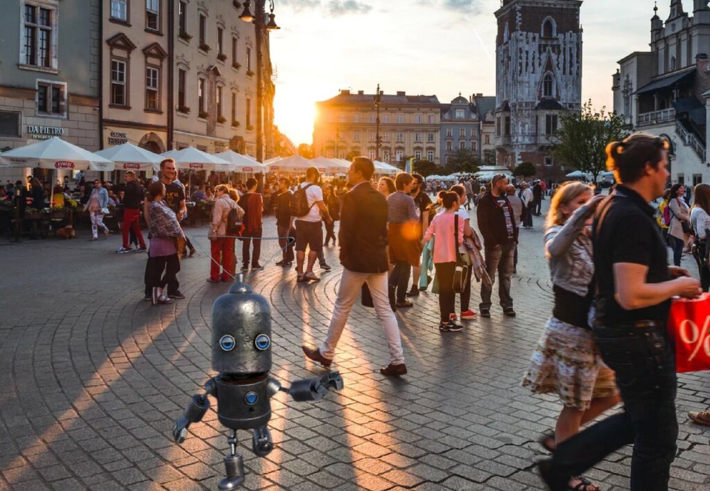 tłum ludzi na Rynku, mały robocik