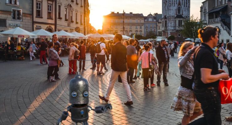 tłum ludzi na Rynku, mały robocik