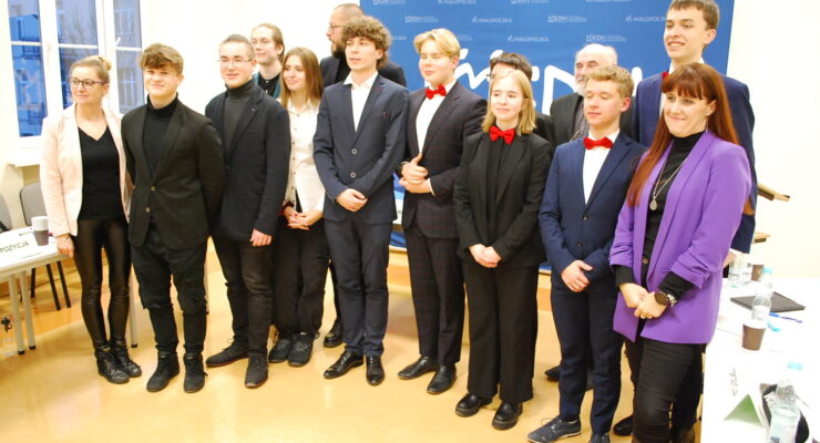 debatanci wraz z opiekunami