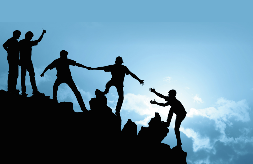 młodzi ludzie wspinający się po skałach