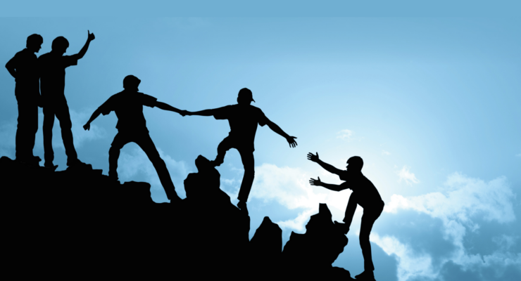 młodzi ludzie wspinający się po skałach