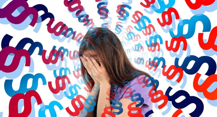 Dziewczynka z zasłoniętymi rękami i porozrzucane paragrafy