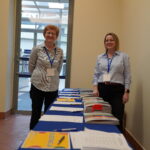 Przedstawicielki MCDN powiązane z rejestracją uczestników podczas przerwy od wyszukiwania uczestników na listach obecności