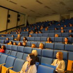 Uczestnicy konferencji(w tym również studenci) w trakcie słuchania wykładów
