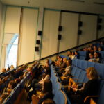 Uczestnicy konferencji(w tym również studenci) w trakcie słuchania wykładów