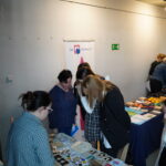 Uczestnicy w czasie oglądania stanowisk promocyjnych