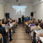 widok uczestników konferencji zgromadzonych na sali, widok z góry sali