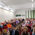 widok uczestników konferencji zgromadzonych na sali, widok z dołu sali