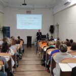 widok uczestników konferencji zgromadzonych na sali, widok z góry sali