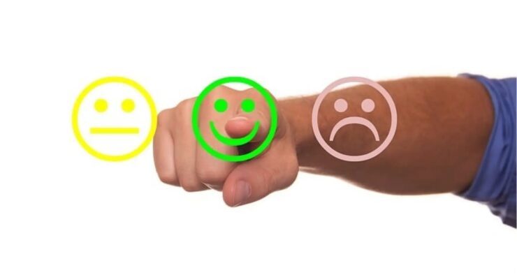 Wyciągnięta dłoń z trzema emotikonami