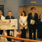 dr Łukasz Cieślik, Barbara Ledwoń – wicedyrektor ds. Ośrodka w Oświęcimiu, dr hab. Tomasz Rachwał, prof. UEK, Aleksandra Witoszek-Kubicka, nagrodzony zespół projektowy z Zespołu Szkół Łączności w Krakowie