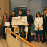 dr Łukasz Cieślik, Barbara Ledwoń – wicedyrektor ds. Ośrodka w Oświęcimiu, dr hab. Tomasz Rachwał, prof. UEK, Aleksandra Witoszek-Kubicka, Małgorzata Małek, Katarzyna Brzezińska-Karasek, Ewa Zabrzańska, nagrodzony zespół projektowy wraz z opiekunem z Zespołu Szkół Ogólnokształcących i Zawodowych im. ks. prof. J. Tischnera w Limanowej