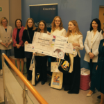 dr Łukasz Cieślik, Barbara Ledwoń – wicedyrektor ds. Ośrodka w Oświęcimiu, dr hab. Tomasz Rachwał, prof. UEK, Aleksandra Witoszek-Kubicka, Małgorzata Małek, Katarzyna Brzezińska-Karasek, Ewa Zabrzańska, nagrodzony zespół projektowy wraz z opiekunem z I Liceum Ogólnokształcącego im. B. Nowodworskiego w Krakowie