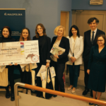 dr Łukasz Cieślik, Barbara Ledwoń – wicedyrektor ds. Ośrodka w Oświęcimiu, dr hab. Tomasz Rachwał, prof. UEK, Aleksandra Witoszek-Kubicka, Małgorzata Małek, Katarzyna Brzezińska-Karasek, Ewa Zabrzańska, nagrodzony zespół projektowy wraz z opiekunem z Zespołu Szkół nr 2 im. św. Jadwigi Królowej w Andrychowie