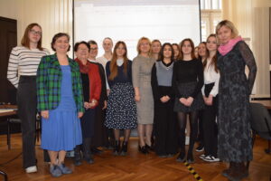 Małgorzata Dutka-Mucha, wicedyrektor Ośrodka Krakowskiego Małopolskiego Centrum Doskonalenia Nauczycieli i komisja w składzie: Antonina Świeży, nauczyciel doradca metodyczny ds. wdż., Joanna Wołoszyn, nauczyciel doradca metodyczny ds. wdż., Maria Fortuna-Sudor, dziennikarz „Niedzieli”,Teresa Król, konsultant ds. wdż, wykładowca KIRE, autorka podręczników i programów wdż, uczniowie-olimpijczycy z małopolskich szkół ponadpodstawowych wraz z opiekunami.