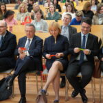 Goście honorowi: od lewej Sebastian Waloszczyk – starszy wizytator Małopolskiego Kuratorium Oświaty, prof. Robert Stawarz – prorektor ds. Kształcenia i Rozwoju Uniwersytetu Komisji Edukacji Narodowej, Małgorzata Dutka-Mucha, wicedyrektor MCDN ds. Ośrodka w Krakowie, dr Łukasz Cieślik - dyrektor Małopolskiego Centrum Doskonalenia Nauczycieli, Agata Tatara – przewodnicząca Komisji Edukacji Rady Miasta Krakowa