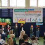 uczniowie w trakcie przedstawienia