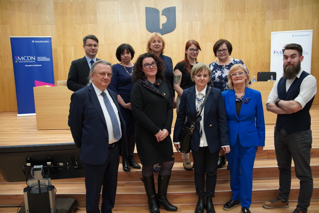 Organizatorzy, goście i prelegenci: w górnym rzędzie od lewej: dr Łukasz Cieślik - dyrektor MCDN; Krystyny Szmigel – wicedyrektor OKE w Krakowie i przewodnicząca PTDE; Małgorzata Dutka-Mucha - wicedyrektor MCDN ds. Ośrodka w Krakowie, Katarzyna Cyran - Da Vinci Publiczna Szkoła Podstawowa w Krakowie, Halina Pulchny – konsultant MCDN Ośrodek w Krakowie, w dolnym rzędzie od lewej: prof. Robert Stawarz – prorektor ds. Kształcenia i Rozwoju UKEN, dr Małgorzata Turczyk - Uniwersytet Jagielloński, Katarzyna Sieniawska - Da Vinci Publiczna Szkoła Podstawowa w Krakowie, Danuta Sterna - Centrum Edukacji Obywatelskiej, Marcin Pałys - Uniwersytet Ekonomiczny w Katowicach