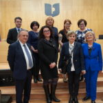 Organizatorzy, goście i prelegenci: w górnym rzędzie od lewej: dr Łukasz Cieślik - dyrektor MCDN; Krystyny Szmigel – wicedyrektor OKE w Krakowie i przewodnicząca PTDE; Małgorzata Dutka-Mucha - wicedyrektor MCDN ds. Ośrodka w Krakowie, Katarzyna Cyran - Da Vinci Publiczna Szkoła Podstawowa w Krakowie, Halina Pulchny – konsultant MCDN Ośrodek w Krakowie, w dolnym rzędzie od lewej: prof. Robert Stawarz – prorektor ds. Kształcenia i Rozwoju UKEN, dr Małgorzata Turczyk - Uniwersytet Jagielloński, Katarzyna Sieniawska - Da Vinci Publiczna Szkoła Podstawowa w Krakowie, Danuta Sterna - Centrum Edukacji Obywatelskiej, Marcin Pałys - Uniwersytet Ekonomiczny w Katowicach