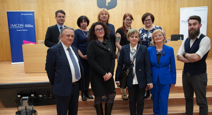 Organizatorzy, goście i prelegenci: w górnym rzędzie od lewej: dr Łukasz Cieślik - dyrektor MCDN; Krystyny Szmigel – wicedyrektor OKE w Krakowie i przewodnicząca PTDE; Małgorzata Dutka-Mucha - wicedyrektor MCDN ds. Ośrodka w Krakowie, Katarzyna Cyran - Da Vinci Publiczna Szkoła Podstawowa w Krakowie, Halina Pulchny – konsultant MCDN Ośrodek w Krakowie, w dolnym rzędzie od lewej: prof. Robert Stawarz – prorektor ds. Kształcenia i Rozwoju UKEN, dr Małgorzata Turczyk - Uniwersytet Jagielloński, Katarzyna Sieniawska - Da Vinci Publiczna Szkoła Podstawowa w Krakowie, Danuta Sterna - Centrum Edukacji Obywatelskiej, Marcin Pałys - Uniwersytet Ekonomiczny w Katowicach