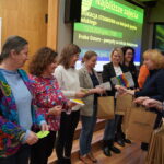 Wręczenie nagród uczestnikom konferencji w „Kolorowej Motylkowej Loterii”