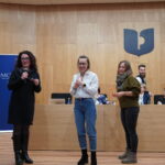 dr Małgorzata Turczyk oraz uczestniczki konferencji biorące udział w eksperymencie tworzenia jak największej bańki mydlanej