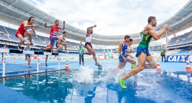 biegacze w biegu przez płotki