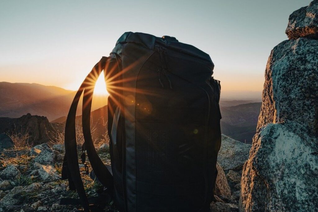 pryzma światła słonecznego przez skałę
