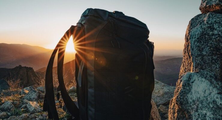 pryzma światła słonecznego przez skałę