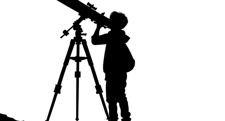 zarys chłopca z lunetą