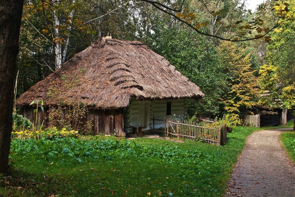 polska chata kryta słomą