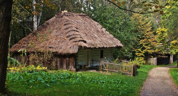polska chata kryta słomą