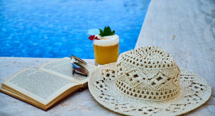 plaża, kapelusz przeciwsłoneczny, książka, okulary słoneczne
