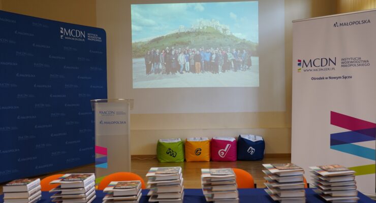 Uczestnicy wycieczki na Słowację – Zamek Spiski, książki – upominki