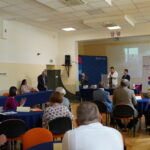 Dyrektor MCDN dr Łukasz Cieślik, wicedyrektor ds. Ośrodka w Nowym Sączu Wojciech Papaj, prelegent kursu Krzysztof Popiela, uczestnicy Akademii POGRANICZE