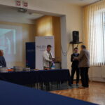 uczestnik kursu odbiera upominek – książka historyczna