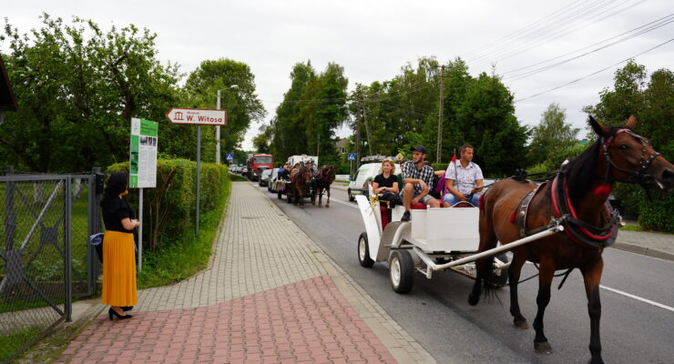przejazd uczestników dorożkami do muzeum