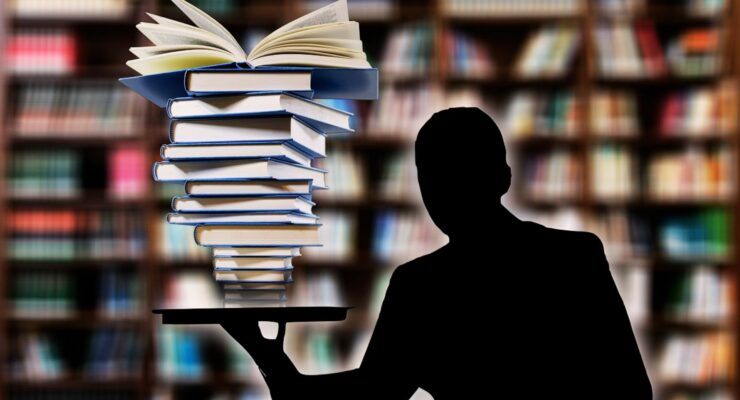 stos książek, zarys postaci, książki w tle