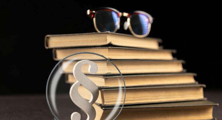 lupa, paragraf, stos książek, okulary