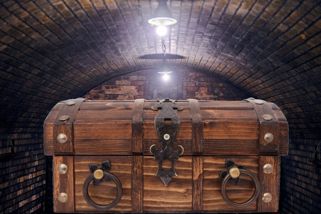 stara, drewniana skrzynia z okuciami, podziemie