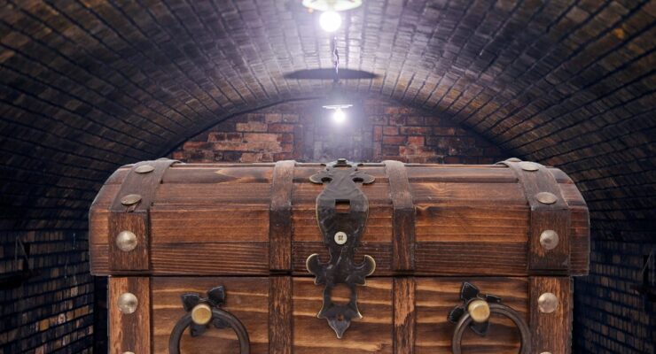 stara, drewniana skrzynia z okuciami, podziemie