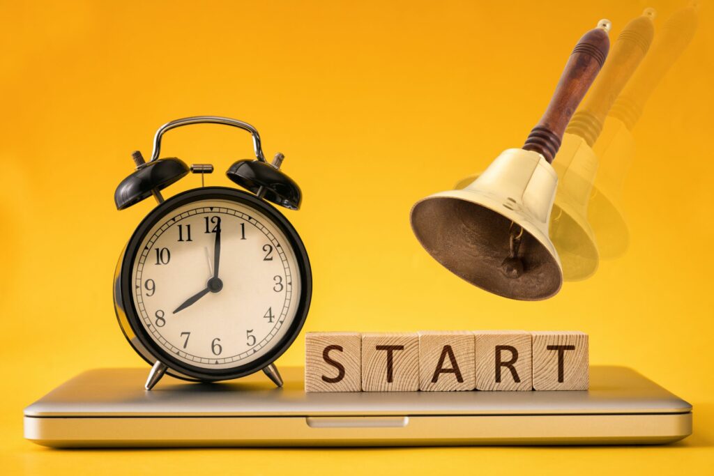 budzik, dzwonek szkolny, napis start