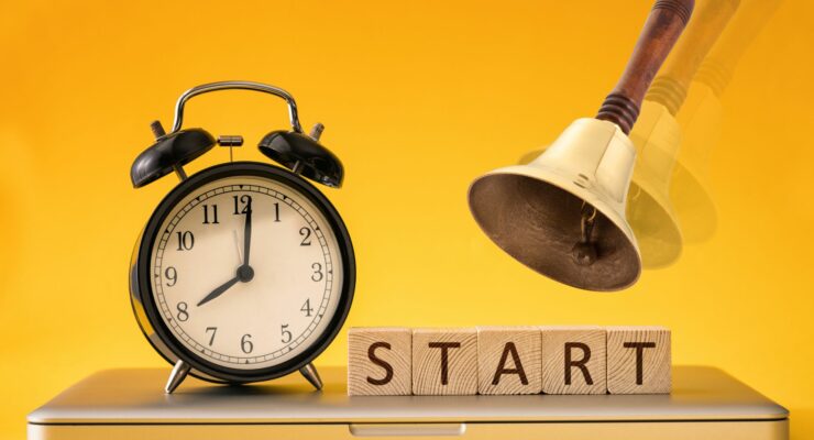 budzik, dzwonek szkolny, napis start