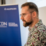 dr Karol Dudka-Różycki - pracownik Wydziału Chemii Uniwersytetu Jagiellońskiego oraz jednego z krakowskich liceów, doradca metodyczny w zakresie chemii