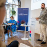 Halina Pulchny, nauczyciel konsultant ds. matematyki, dr Karol Dudka-Różycki - pracownik Wydziału Chemii Uniwersytetu Jagiellońskiego oraz jednego z krakowskich liceów, doradca metodyczny w zakresie chemii