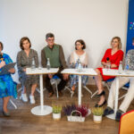 od lewej: Halina Pulchny - nauczyciel konsultant, MCDN Ośrodek w Krakowie, Agata Wójcik - doradca metodyczny w zakresie języka polskiego, Mariusz Stinia - nauczyciel konsultant ds. nauczania języków obcych, Katarzyna Cieciura – nauczyciel konsultant ds. edukacji przedszkolnej i wczesnoszkolnej, dr Kinga Wierzbicka - doradca metodyczny w zakresie biologii i przyrody, dr Karol Dudka-Różycki - pracownik Wydziału Chemii Uniwersytetu Jagiellońskiego oraz jednego z krakowskich liceów