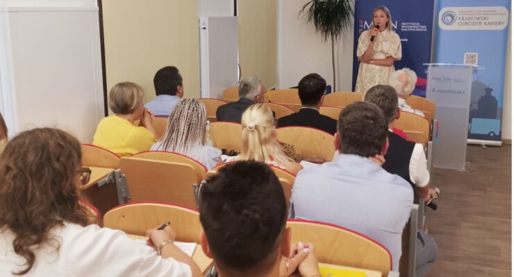 prelegentka - Anna Samborska-Milewska, wicedyrektor MCDN i uczestnicy konferencji