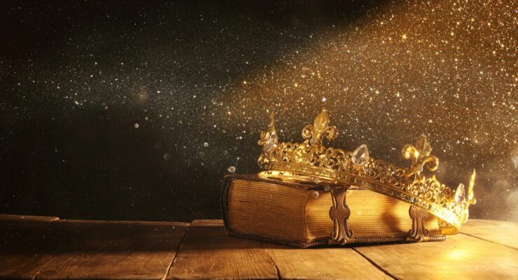 korona królewska, stara księga